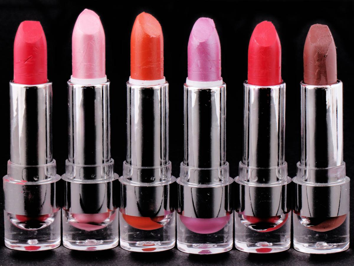 Side-by-side comparison of traditional vs innovative lipstick wear after 6 hours